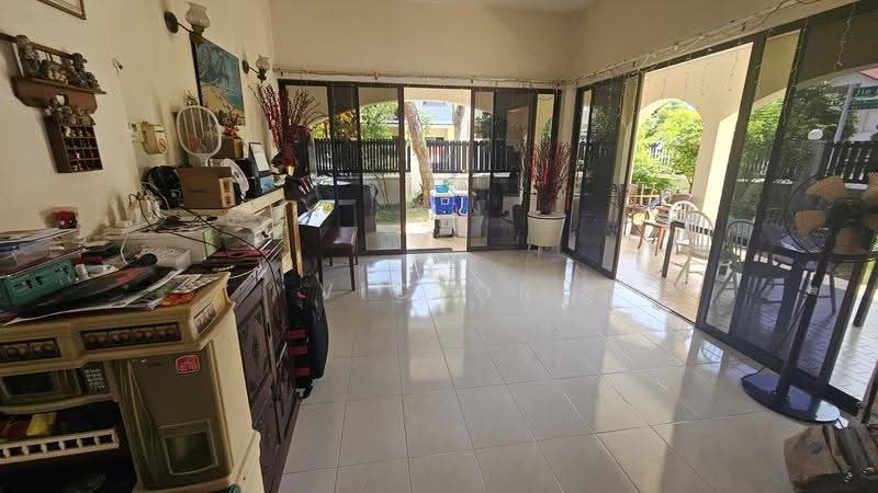 Jalan Pernama, Jalan Pernama, Changi Airport / Changi Village, 4 Bedrooms, 2,800 sqft, Semi-Detached House For Sale, by Victor Tan, 500257055 - Living Room - PropertyGuru.com.sg