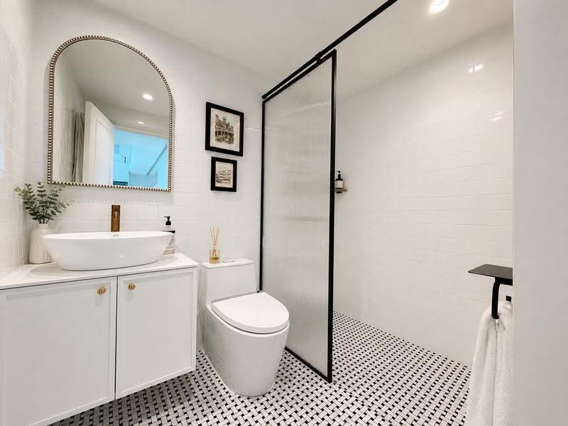Keng Lee View, 108 Keng Lee Road, Farrer Park / Serangoon Rd, 3 Bedrooms, 1,216 sqft, Apartment For Sale, by Jordan ., 500257073 - Common Bathroom 1 - PropertyGuru.com.sg