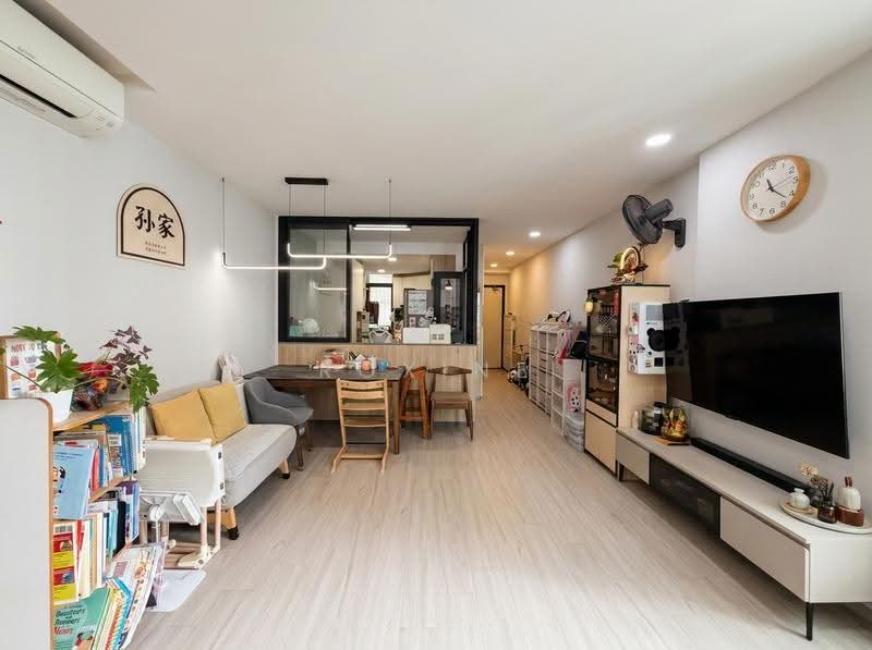 Lilydale, 556 Yishun Ave 6, Sembawang / Yishun, 3 Bedrooms, 1,270 sqft, Condominium For Sale, by Roxine Ang, 500257105 - Living Room - PropertyGuru.com.sg