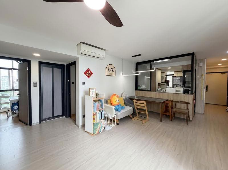 Lilydale, 556 Yishun Ave 6, Sembawang / Yishun, 3 Bedrooms, 1,270 sqft, Condominium For Sale, by Roxine Ang, 500257105 - Living Room - PropertyGuru.com.sg