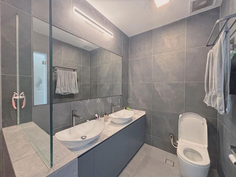 Loyang Villas, Loyang Rise, Changi Airport / Changi Village, 4 Bedrooms, 3,000 sqft, Corner Terrace For Sale, by Janice Chan, 500257144 - Bathroom - PropertyGuru.com.sg