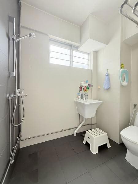 129 Lorong Ah Soo, 129 Lorong Ah Soo, Hougang / Punggol / Sengkang, 3 Bedrooms, 1,421 sqft, HDB Flat For Sale, by James Yeo, 500257148 - Bathroom - PropertyGuru.com.sg