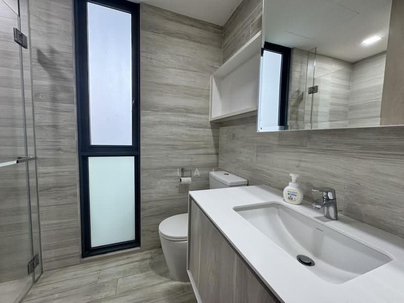 J Gateway, 6 Gateway Drive, Boon Lay / Jurong / Tuas, 2 Bedrooms, 743 sqft, Condominium For Rent, by Lai Kong Fei, 500257209 - Bathroom - PropertyGuru.com.sg