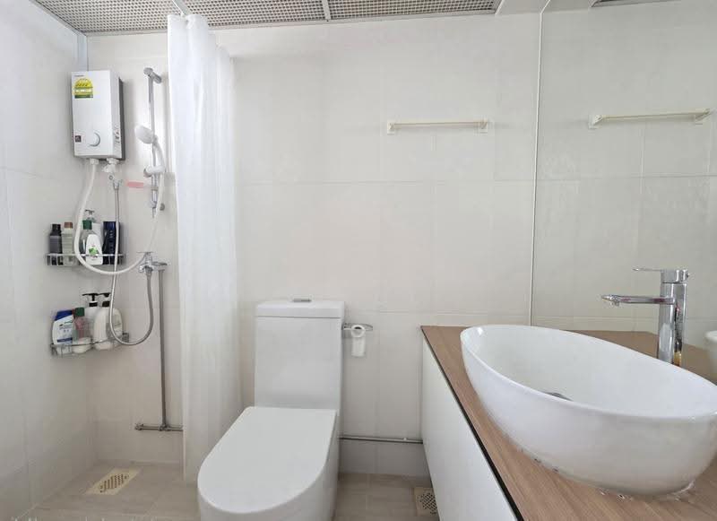 200D Sengkang East Road, 200D Sengkang East Road, Hougang / Punggol / Sengkang, 3 Bedrooms, 969 sqft, HDB Flat For Sale, by Chloe Yap, 500257217 - Bathroom - PropertyGuru.com.sg