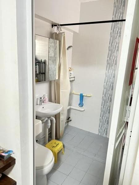 211 Bukit Batok Street 21, 211 Bukit Batok Street 21, Dairy Farm / Bukit Panjang / Choa Chu Kang, 3 Bedrooms, 1,119 sqft, HDB Flat For Sale, by Alan Liu, 500257239 - Bathroom - PropertyGuru.com.sg