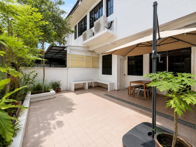 ✸RARE INTER TER NEAR NAMLY PRECINCT & BUS STOPS✸SIXTH AVENUE MRT STATION✸ABLE TO MAX UP TO 3.5-STY✸, Sixth Crescent Avenue Namly Lasia Lemon Lotus Ming Teck Park Jalan Siantan Mount Sinai Henry Grove Hillcrest Watten Greenwood Shelford Shrewsbury Swiss View King's Fernhill Dyson Bo Seng Asuhan Jintan Novena Adat Elok Mount Rosie Coronation Goldhill, Tanglin / Holland / Bukit Timah, 5 Bedrooms, 2,500 sqft, Terraced House For Sale, by Damian Tan 陈係赈, 500257296 - Backyard - PropertyGuru.com.sg