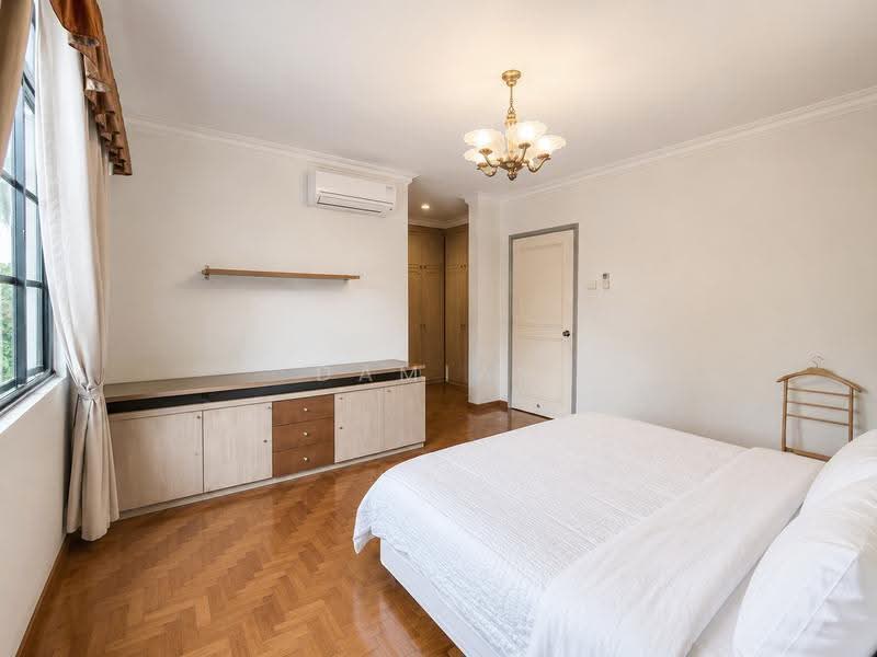 ✸RARE INTER TER NEAR NAMLY PRECINCT & BUS STOPS✸SIXTH AVENUE MRT STATION✸ABLE TO MAX UP TO 3.5-STY✸, Sixth Crescent Avenue Namly Lasia Lemon Lotus Ming Teck Park Jalan Siantan Mount Sinai Henry Grove Hillcrest Watten Greenwood Shelford Shrewsbury Swiss View King's Fernhill Dyson Bo Seng Asuhan Jintan Novena Adat Elok Mount Rosie Coronation Goldhill, Tanglin / Holland / Bukit Timah, 5 Bedrooms, 2,500 sqft, Terraced House For Sale, by Damian Tan 陈係赈, 500257296 - Master Bedroom - PropertyGuru.com.sg