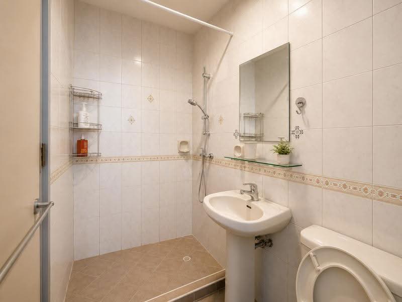 ✸RARE INTER TER NEAR NAMLY PRECINCT & BUS STOPS✸SIXTH AVENUE MRT STATION✸ABLE TO MAX UP TO 3.5-STY✸, Sixth Crescent Avenue Namly Lasia Lemon Lotus Ming Teck Park Jalan Siantan Mount Sinai Henry Grove Hillcrest Watten Greenwood Shelford Shrewsbury Swiss View King's Fernhill Dyson Bo Seng Asuhan Jintan Novena Adat Elok Mount Rosie Coronation Goldhill, Tanglin / Holland / Bukit Timah, 5 Bedrooms, 2,500 sqft, Terraced House For Sale, by Damian Tan 陈係赈, 500257296 - Bedroom 2 Bath - PropertyGuru.com.sg