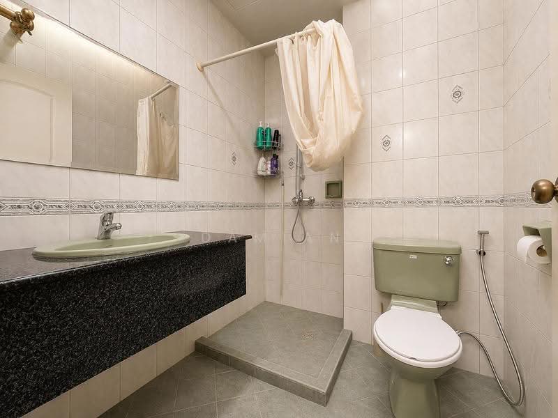 ✸RARE INTER TER NEAR NAMLY PRECINCT & BUS STOPS✸SIXTH AVENUE MRT STATION✸ABLE TO MAX UP TO 3.5-STY✸, Sixth Crescent Avenue Namly Lasia Lemon Lotus Ming Teck Park Jalan Siantan Mount Sinai Henry Grove Hillcrest Watten Greenwood Shelford Shrewsbury Swiss View King's Fernhill Dyson Bo Seng Asuhan Jintan Novena Adat Elok Mount Rosie Coronation Goldhill, Tanglin / Holland / Bukit Timah, 5 Bedrooms, 2,500 sqft, Terraced House For Sale, by Damian Tan 陈係赈, 500257296 - Bedroom 4 Bath - PropertyGuru.com.sg