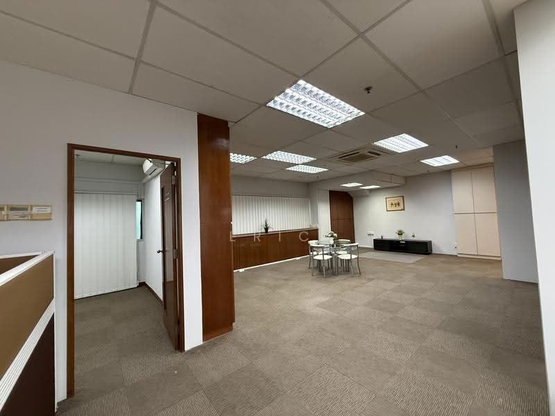 2,925 sqft, 2nd floor Unit