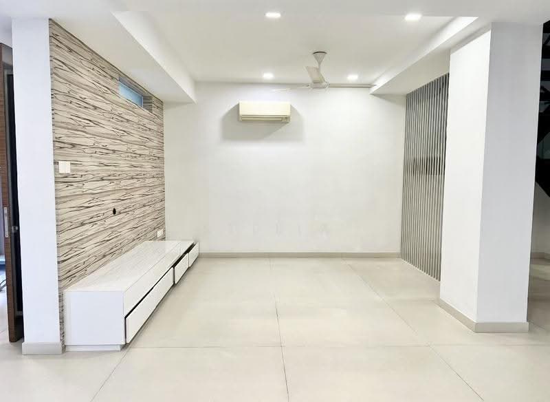 Modern Terrace 3 mins walk to Sixth Ave, Tanglin / Holland / Bukit Timah, 6 Bedrooms, 5,000 sqft, Terraced House For Rent, by Stella Ng, 500257332 - PropertyGuru.com.sg
