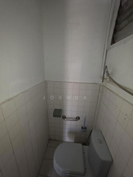 Blk 634 Veerasamy Road, Blk 634 Veerasamy Road, Farrer Park / Serangoon Rd, 550 sqft, Shop / Shophouse For Rent, by Joshua Boon, 500257429 - Bathroom - CommercialGuru.com.sg