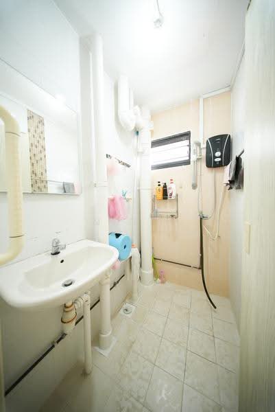 44 Bedok South Road, 44 Bedok South Road, Bedok / Upper East Coast, 3 Bedrooms, 904 sqft, HDB Flat For Sale, by Nigel Neo, 500257436 - Bathroom - PropertyGuru.com.sg