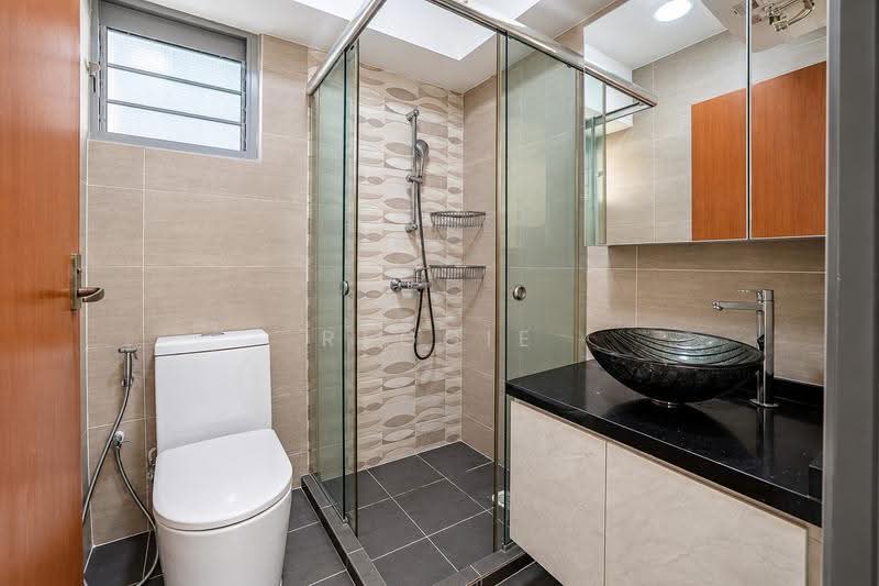 209C Compassvale Lane, 209C Compassvale Lane, Hougang / Punggol / Sengkang, 3 Bedrooms, 990 sqft, HDB Flat For Sale, by Reggie Yeo, 500257474 - Bathroom - PropertyGuru.com.sg