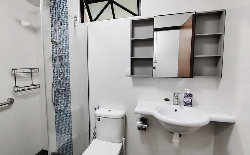 The Anchorage, 370 Alexandra Road, Alexandra / Commonwealth, Room Rental, 100 sqft, Condominium For Rent, by Angeline Tan (陈慧恩）, 500257492 - Bathroom 1 - PropertyGuru.com.sg