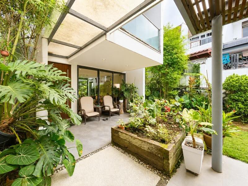 Freehold Corner-Terrace within 1KM to Nex, Maris Stella & PLMGS, Freehold Corner-Terrace / Bartley / Jln Rindu / Serangoon /, Hougang / Punggol / Sengkang, 6 Bedrooms, 5,500 sqft, Corner Terrace For Sale, by William Hong, 500257527 - Exterior - PropertyGuru.com.sg