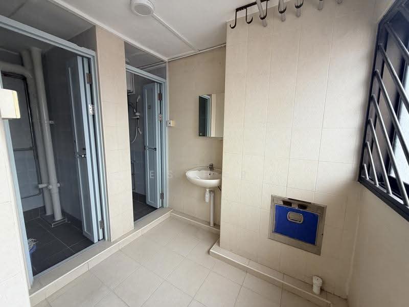 3 Queen's Road, 3 Queen's Road, Tanglin / Holland / Bukit Timah, 4 Bedrooms, 818 sqft, HDB Flat For Rent, by Esther Txe, 500257554 - Bathroom - PropertyGuru.com.sg