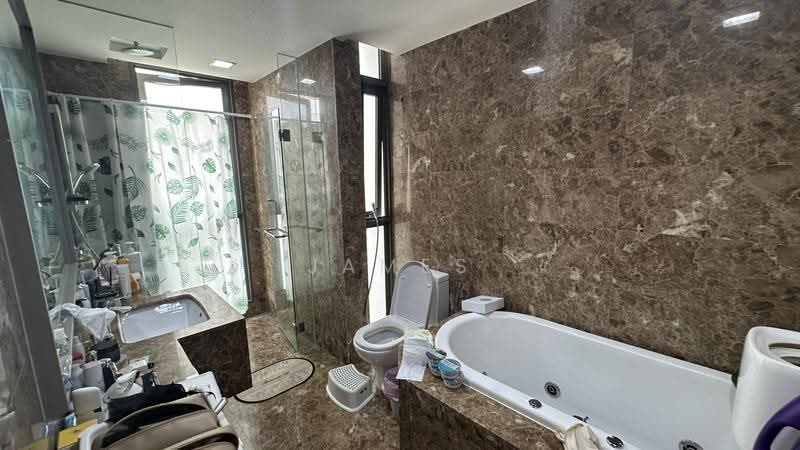 Kovan Regency, 38 Kovan Rise, Hougang / Punggol / Sengkang, 5 Bedrooms, 3,692 sqft, Cluster House For Rent, by James Tan, 500257569 - Bathroom - PropertyGuru.com.sg