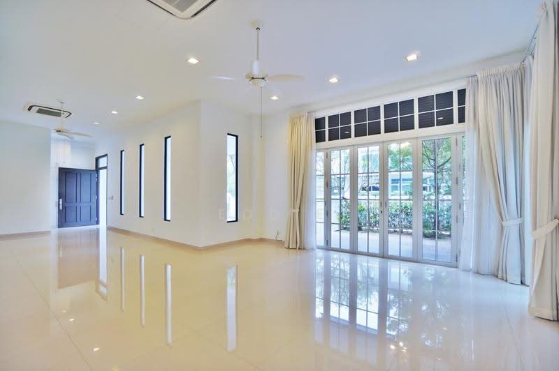 Immediate Move-In! Contemporary Tudor-Charm Home. 6 Huge Rooms!, Jalan Jelita, Tanglin / Holland / Bukit Timah, 6 Bedrooms, 5,500 sqft, Semi-Detached House For Rent, by Eddie Koh, 500257615 - Living Room - PropertyGuru.com.sg
