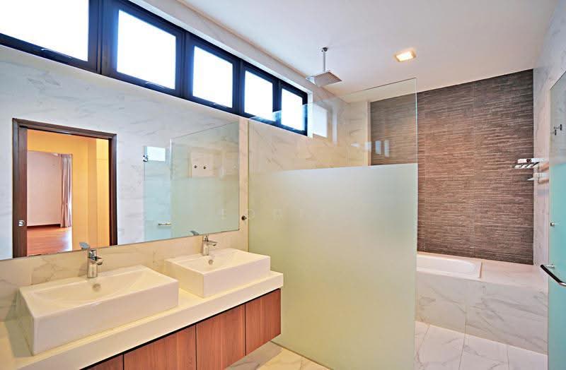 Immediate Move-In! Contemporary Tudor-Charm Home. 6 Huge Rooms!, Jalan Jelita, Tanglin / Holland / Bukit Timah, 6 Bedrooms, 5,500 sqft, Semi-Detached House For Rent, by Eddie Koh, 500257615 - Bathroom - PropertyGuru.com.sg