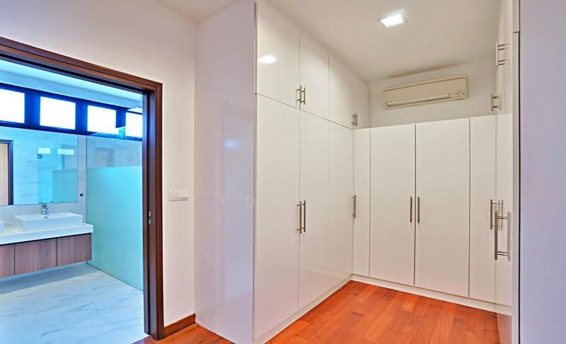 Immediate Move-In! Contemporary Tudor-Charm Home. 6 Huge Rooms!, Jalan Jelita, Tanglin / Holland / Bukit Timah, 6 Bedrooms, 5,500 sqft, Semi-Detached House For Rent, by Eddie Koh, 500257615 - Bathroom - PropertyGuru.com.sg