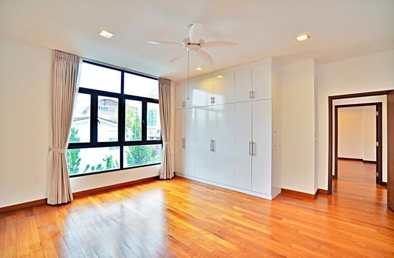 Immediate Move-In! Contemporary Tudor-Charm Home. 6 Huge Rooms!, Jalan Jelita, Tanglin / Holland / Bukit Timah, 6 Bedrooms, 5,500 sqft, Semi-Detached House For Rent, by Eddie Koh, 500257615 - Bedroom - PropertyGuru.com.sg