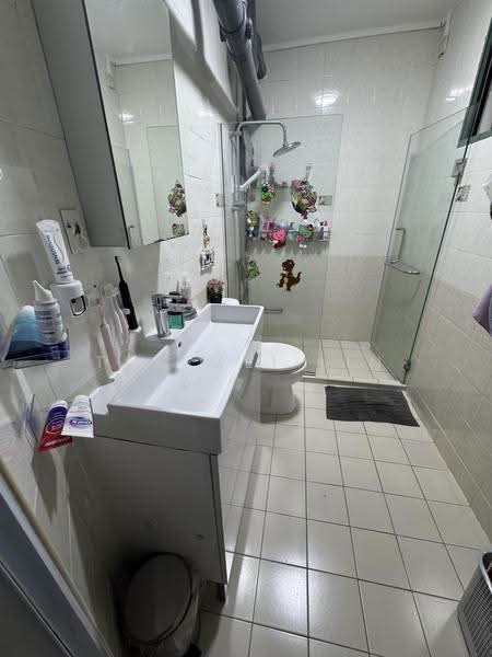 461 Choa Chu Kang Avenue 4, 461 Choa Chu Kang Avenue 4, Dairy Farm / Bukit Panjang / Choa Chu Kang, 3 Bedrooms, 1,323 sqft, HDB Flat For Sale, by Tan Mei Lin, 500257719 - Master Bathroom - PropertyGuru.com.sg