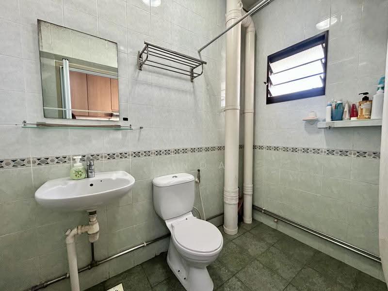 131B Kim Tian Road, 131B Kim Tian Road, Alexandra / Commonwealth, 3 Bedrooms, 1,184 sqft, HDB Flat For Sale, by Linda Chew, 500257760 - Bathroom in Kitchen - PropertyGuru.com.sg