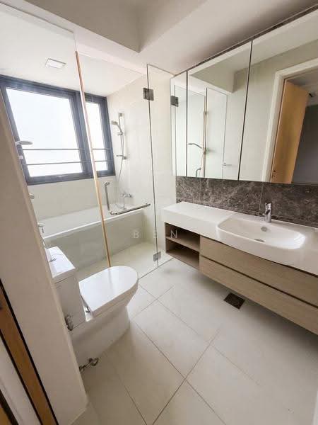 The Lakefront Residences, 42 Lakeside Drive, Boon Lay / Jurong / Tuas, 4 Bedrooms, 2,422 sqft, Condominium For Sale, by Ben Lim, 500257786 - Bathroom - PropertyGuru.com.sg