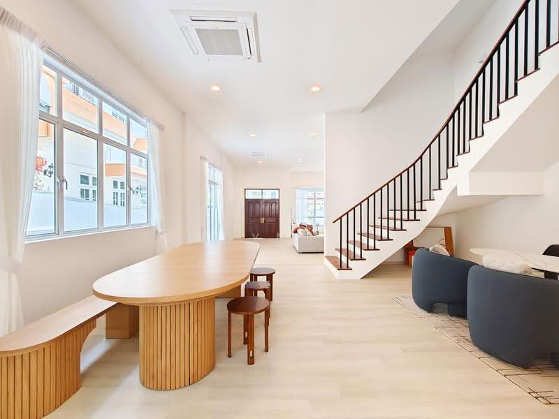 ★ GIANT ★ Renovated District 15 Semi-Detached Home For Rent, Dunbar Walk, Frankel Avenue, Bowmont Gardens, East Coast / Marine Parade, 5 Bedrooms, 5,500 sqft, Semi-Detached House For Rent, by Lynn Tiang, 500257824 - Living Room - PropertyGuru.com.sg