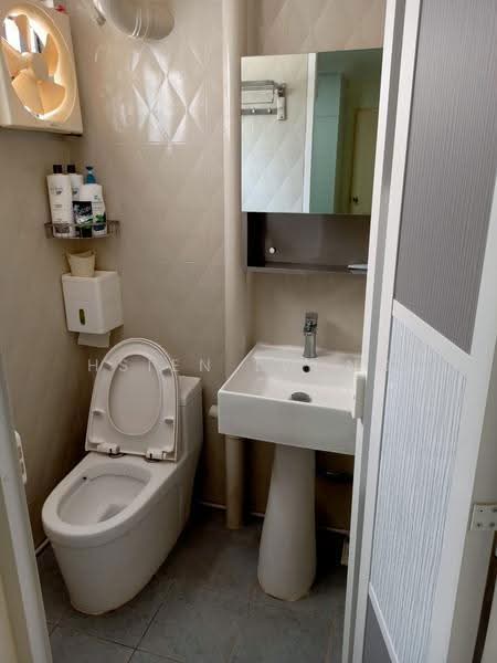 160 Yishun Street 11, 160 Yishun Street 11, Sembawang / Yishun, 2 Bedrooms, 872 sqft, HDB Flat For Sale, by Hsien Loong Wong, 500257892 - Bathroom - PropertyGuru.com.sg