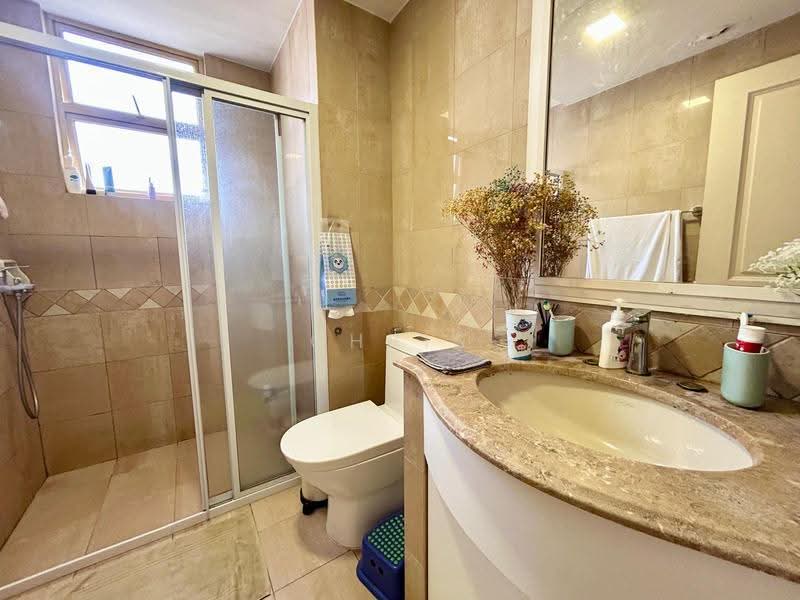 Villa Azura, 1 Cherry Avenue, Tanglin / Holland / Bukit Timah, 4 Bedrooms, 1,981 sqft, Condominium For Sale, by Chris Choo, 500257896 - Bathroom - PropertyGuru.com.sg