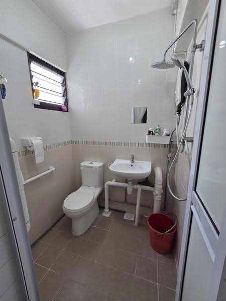 218 Jurong East Street 21, 218 Jurong East Street 21, Boon Lay / Jurong / Tuas, 3 Bedrooms, 980 sqft, HDB Flat For Sale, by Jacky Ng, 500257898 - Bathroom - PropertyGuru.com.sg