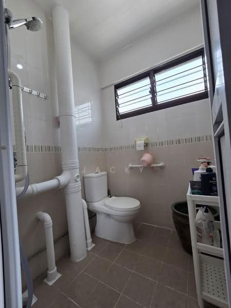 218 Jurong East Street 21, 218 Jurong East Street 21, Boon Lay / Jurong / Tuas, 3 Bedrooms, 980 sqft, HDB Flat For Sale, by Jacky Ng, 500257898 - Bathroom - PropertyGuru.com.sg