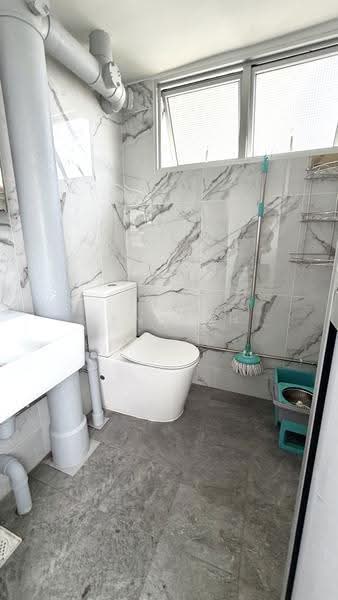 111 Aljunied Crescent, 111 Aljunied Crescent, Eunos / Geylang / Paya Lebar, 2 Bedrooms, 721 sqft, HDB Flat For Rent, by Kenneth Teiw Choon Lin, 500257900 - Bathroom - PropertyGuru.com.sg