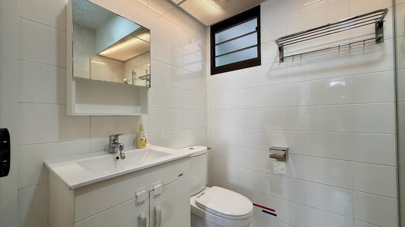 818B Choa Chu Kang Avenue 1, 818B Choa Chu Kang Avenue 1, Dairy Farm / Bukit Panjang / Choa Chu Kang, Room Rental, 130 sqft, HDB Flat For Rent, by Edmund Thor, 500257904 - Master Bathroom - PropertyGuru.com.sg