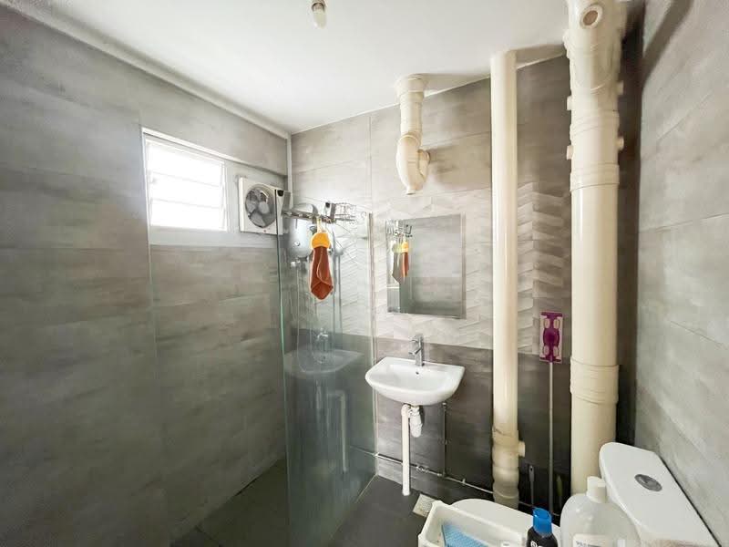 110 Spottiswoode Park Road, 110 Spottiswoode Park Road, Chinatown / Tanjong Pagar, 3 Bedrooms, 1,270 sqft, HDB Flat For Rent, by Evy Yeo, 500257923 - Master Bedroom Bathroom - PropertyGuru.com.sg