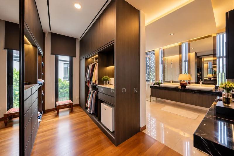 Rare Freehold Hilltop GCB - Lift, Pool, 8-Car Basement, Newton / Novena, 10+ Bedrooms, 25,000 sqft, Good Class Bungalow For Sale, by Aaron Tay, 500257929 - Bathroom - PropertyGuru.com.sg