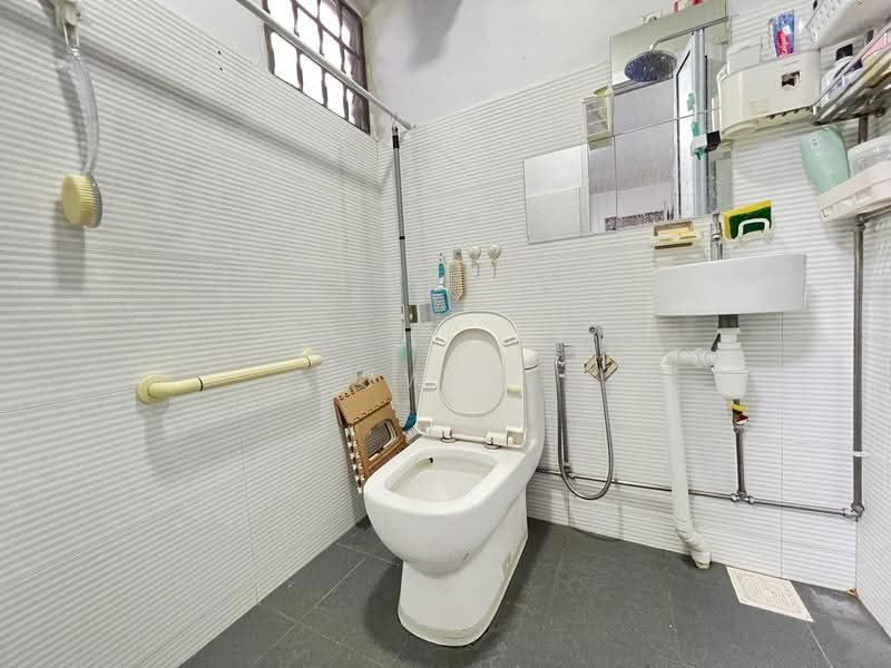 144 Bukit Batok West Avenue 6, 144 Bukit Batok West Avenue 6, Dairy Farm / Bukit Panjang / Choa Chu Kang, 2 Bedrooms, 775 sqft, HDB Flat For Sale, by Owen Tan, 500257934 - Bathroom - PropertyGuru.com.sg