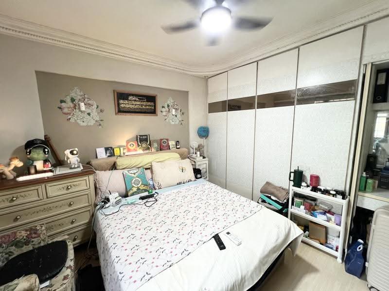 272 Toh Guan Road, 272 Toh Guan Road, Boon Lay / Jurong / Tuas, 3 Bedrooms, 1,302 sqft, HDB Flat For Sale, by Sani Faisal, 500257968 - Master Bedroom - PropertyGuru.com.sg