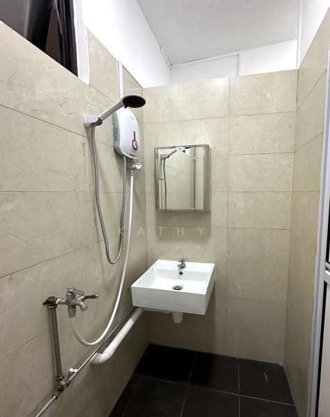 Renovated Studio Apartment Near Dakota/ Aljunied MRT, Lorong 32, Eunos / Geylang / Paya Lebar, Studio, 300 sqft, Apartment For Rent, by Kathy Nguyen, 500257970 - Bathroom - PropertyGuru.com.sg