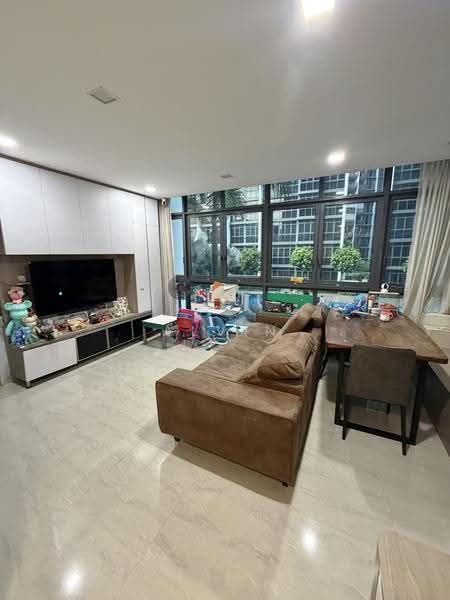 Symphony Suites, 1 Yishun Close, Sembawang / Yishun, 4 Bedrooms, 1,023 sqft, Condominium For Sale, by Alvin Tay, 500257971 - Living Room - PropertyGuru.com.sg