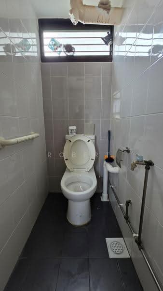 501 Bedok North Street 3, 501 Bedok North Street 3, Bedok / Upper East Coast, 2 Bedrooms, 635 sqft, HDB Flat For Sale, by Robert Ng, 500258019 - Bathroom - PropertyGuru.com.sg