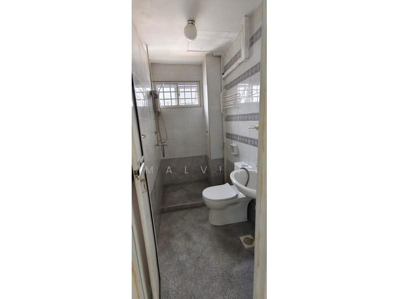 Hong Heng Mansions, 54 Sembawang Road, Mandai / Upper Thomson, 3 Bedrooms, 926 sqft, Apartment For Sale, by Malvin Lim, 500258023 - Bathroom - PropertyGuru.com.sg