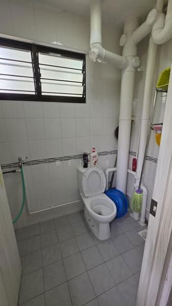211 Yishun Street 21, 211 Yishun Street 21, Sembawang / Yishun, 3 Bedrooms, 1,001 sqft, HDB Flat For Sale, by Benny Lau, 500258024 - Bathroom - PropertyGuru.com.sg