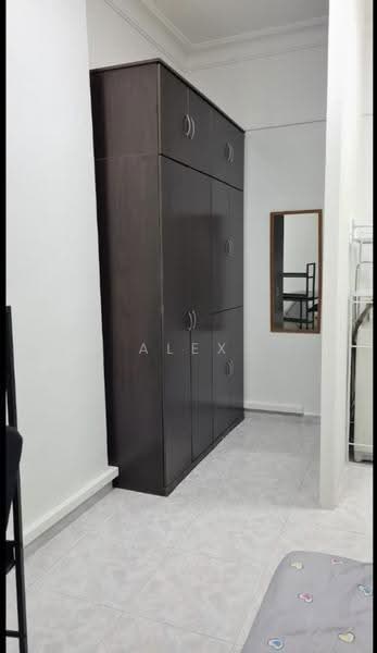 Textile Centre, 200 Jalan Sultan, Beach Road / Bugis / Rochor, 5 Bedrooms, 883 sqft, Apartment For Sale, by Alex Lim, 500258046 - Master Bedroom - PropertyGuru.com.sg