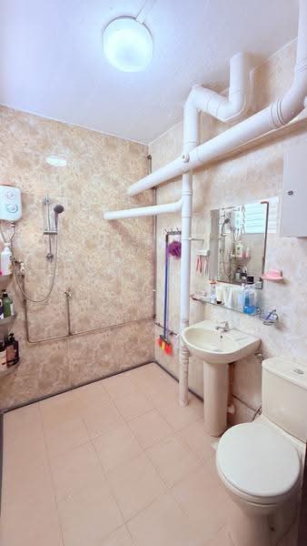 167 Bukit Batok West Avenue 8, 167 Bukit Batok West Avenue 8, Dairy Farm / Bukit Panjang / Choa Chu Kang, 2 Bedrooms, 796 sqft, HDB Flat For Sale, by Jan Chong 张纳旗, 500258048 - Bathroom - PropertyGuru.com.sg