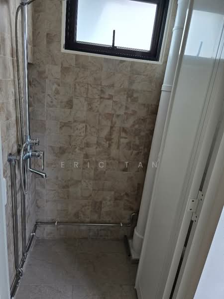 213 Lorong 8 Toa Payoh, 213 Lorong 8 Toa Payoh, Balestier / Toa Payoh, 2 Bedrooms, 883 sqft, HDB Flat For Rent, by Eric Tan, 500258063 - Bathroom - PropertyGuru.com.sg