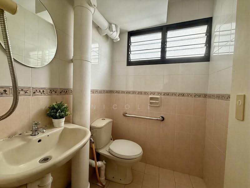 425 Ang Mo Kio Avenue 3, 425 Ang Mo Kio Avenue 3, Ang Mo Kio / Bishan / Thomson, 2 Bedrooms, 721 sqft, HDB Flat For Rent, by Nicole Teo, 500258090 - Bathroom - PropertyGuru.com.sg