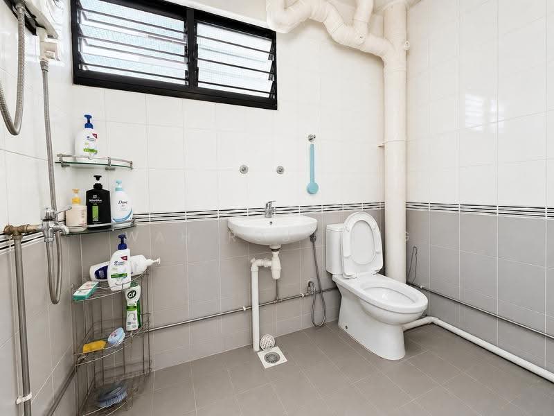 329 Ubi Avenue 1, 329 Ubi Avenue 1, Eunos / Geylang / Paya Lebar, 3 Bedrooms, 1,313 sqft, HDB Flat For Sale, by Wah Rou Ying, 500258109 - Bathroom - PropertyGuru.com.sg